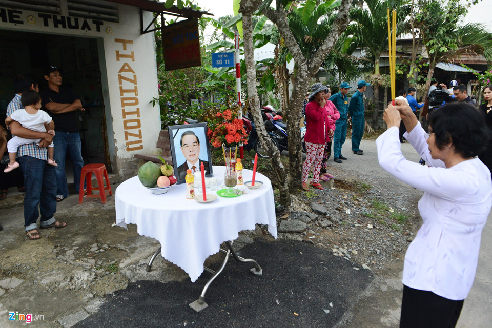 Người dân lập bàn thờ bên đường tiễn biệt ông Sáu Khải